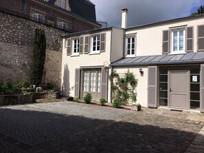 Exterior - Family Suite F3 Grant in the heart of Chartres has 55m2 2 bedrooms, parking (Chartres)