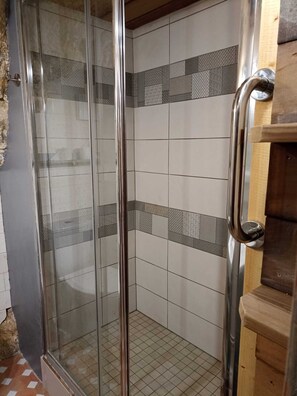 Badewanne, Haartrockner, Toilettenpapier