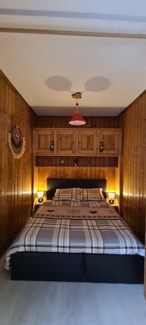 2 makuuhuonetta, pimennysverhot