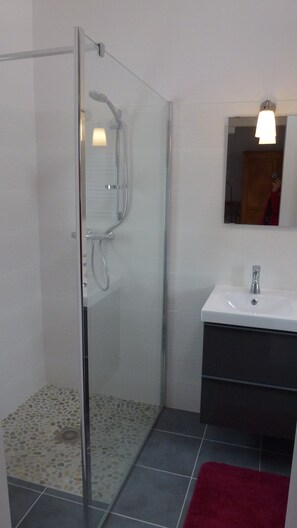 Badewanne, Haartrockner, Handtücher