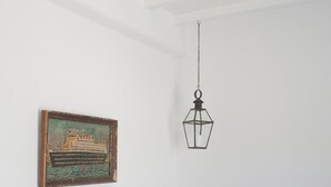 Un saló modern amb un sofà seccional gris, una taula de centre de fusta i un penjol.