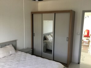 2 Schlafzimmer, Schreibtisch, Bügeleisen/Bügelbrett, kostenloses WLAN