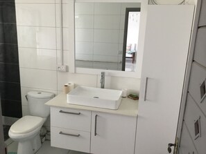 Dusche, Haartrockner, Handtücher