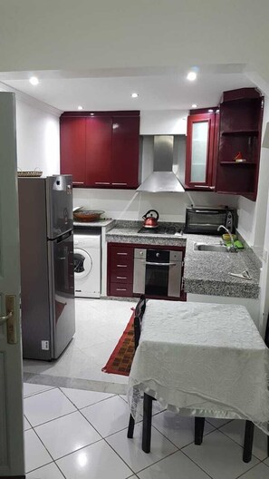 Fridge, oven, stovetop, coffee/tea maker
