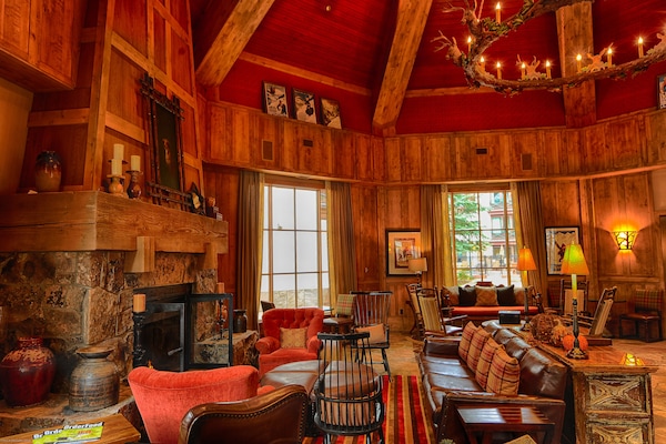 Breakfast and newspapers are served daily in the lodge next door