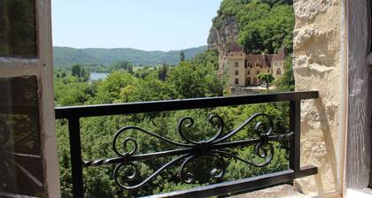 Gabarier's house in the historic heart of the medieval village of La Roque Gageac
