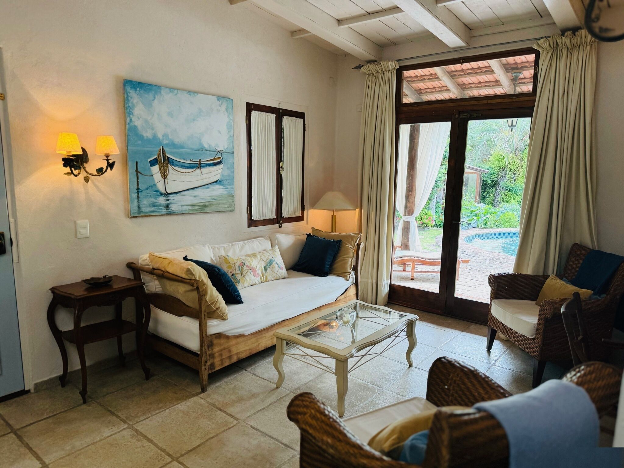 Tv, dvd-spelare, böcker och ett musikbibliotek