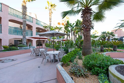 Beautiful  2 Bedroom With View Of The Ocean