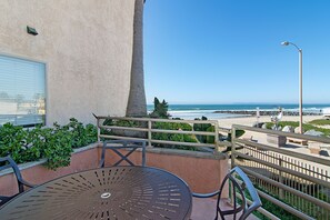 Outdoor dining - Beautiful  2 Bedroom With View Of The Ocean (Imperial Beach)