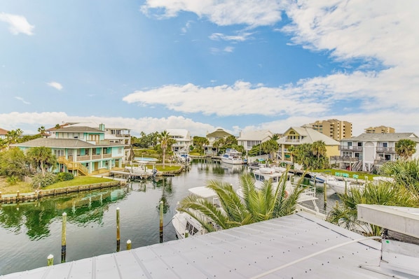 Marina - Beautiful Condo Atop Peg Leg Pete's Oyster Bar (Pensacola Beach)