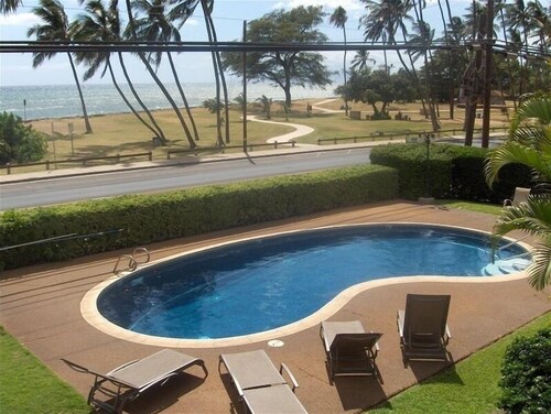 Vaiheet uima-altaalle ja rannalle ja kävelymatka kauppoihin, ravintoloihin, baareihin ja päivittäistavaroihin