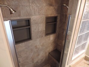 Badewanne, Haartrockner, Handtücher