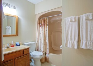 Douche, séchoir à cheveux, serviettes fournies