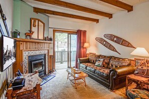 Een flatscreentelevisie en een open haard