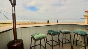 A bar area with stools and a view of the beach. - Magnificent Ocean views! On Oceano sandy beach with fire pit  (Oceano,)