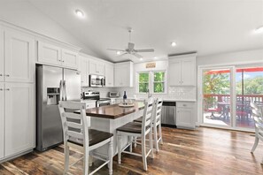 冷蔵庫、電子レンジ、オーブン、コンロ