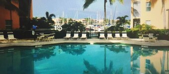 Beautiful 2 bedroom Condo in Harbor Towers @ Burnt Store Marina