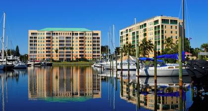 Beautiful 2 bedroom Condo in Harbor Towers @ Burnt Store Marina and Country Club