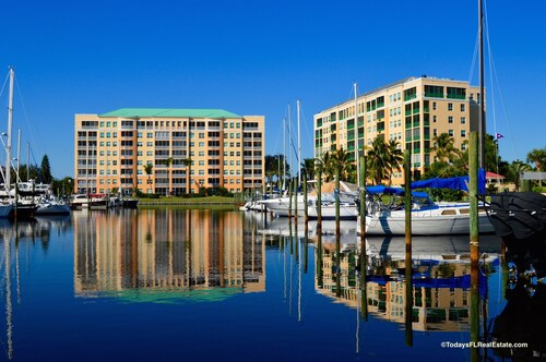 Beautiful 2 bedroom Condo in Harbor Towers @ Burnt Store Marina and Country Club
