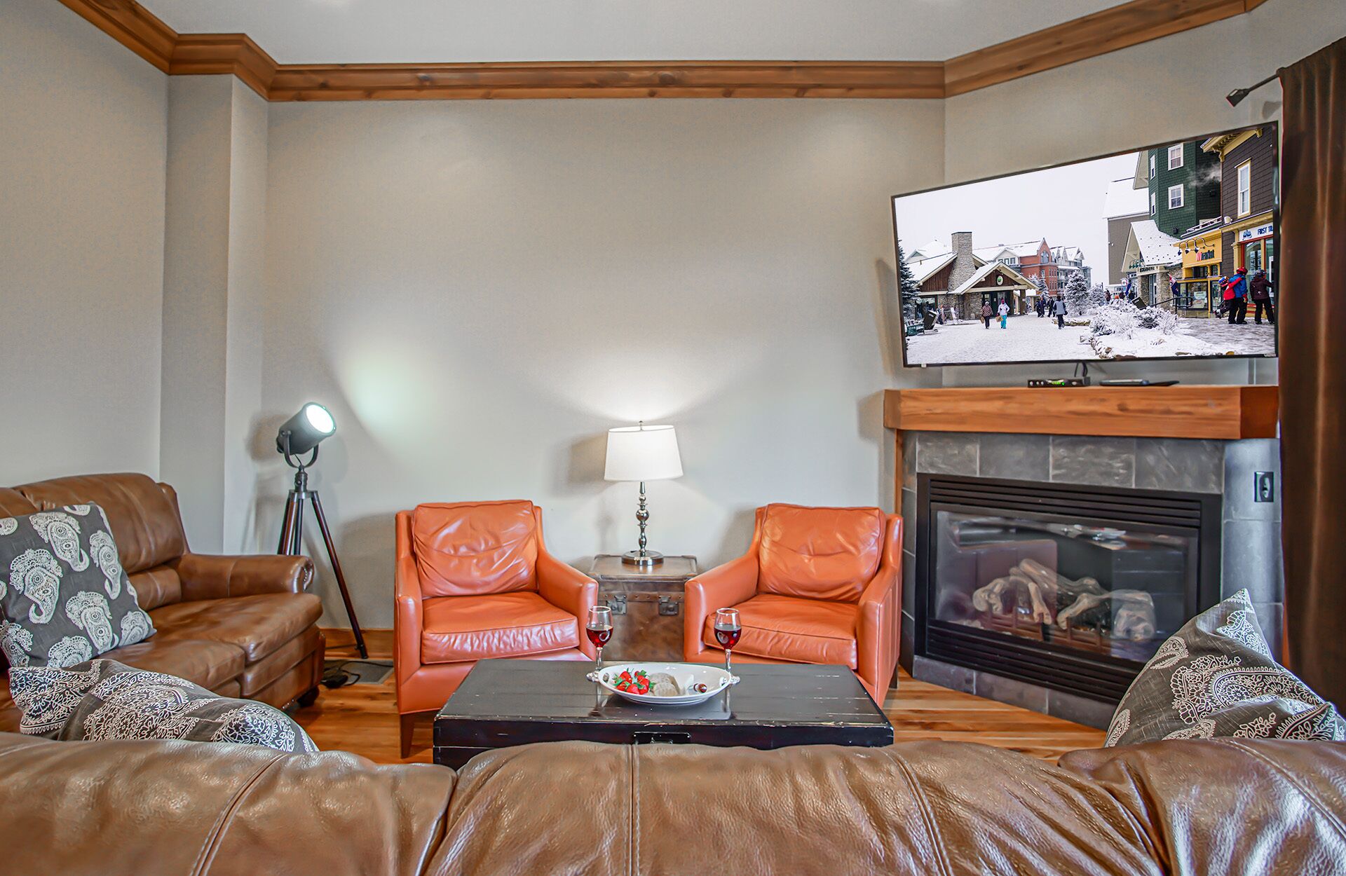 Televisión de pantalla plana y chimenea 