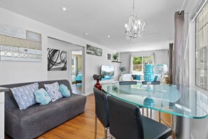 Smart TV, books - Beautiful and Cozy Home by Fashion Valley (San Diego)