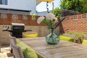 Outdoor dining - Beautiful and Cozy Home by Fashion Valley (San Diego)