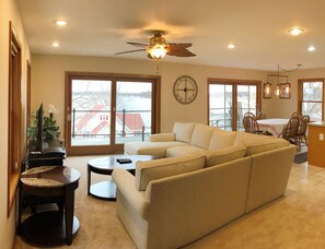Smart TV, video games, DVD player, ping pong - Beautiful lakeview Home! Great views and we rent a dock access from neighbor! (Watervliet)