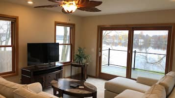 Een smart-tv, videogames, een dvd-speler en een tafeltennistafel