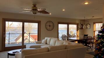 Een smart-tv, videogames, een dvd-speler en een tafeltennistafel