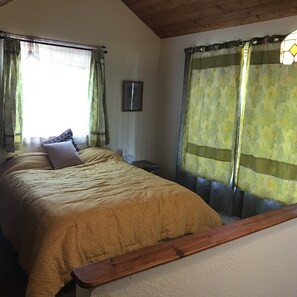 3 bedrooms, in-room safe, desk, iron/ironing board - Eagle's Nest Cabin on Salmon Creek (Seward)