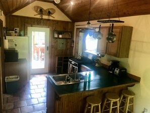 Full-sized fridge, microwave, oven, stovetop - Eagle's Nest Cabin on Salmon Creek (Seward)