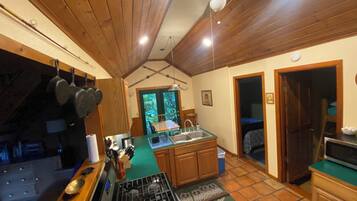 Refrigerador con congelador, microondas, horno y parrilla de estufa