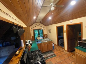 Full-sized fridge, microwave, oven, stovetop - Eagle's Nest Cabin on Salmon Creek (Seward)
