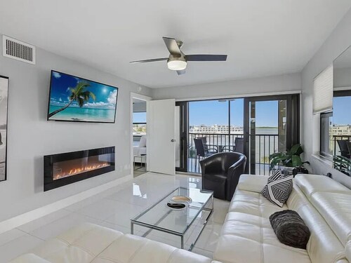 BEAUTIFUL WATERVIEW-MODERN 2 BED – POOL, MARINA & NEAR BEACHES