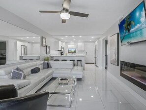 TV connectée, cheminée, médiathèque