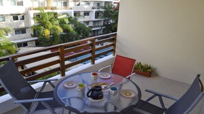Outdoor dining - 3 Blocks to the beach, condo with private rooftop, fantastic location. Big pool! (Playa Del Carmen)