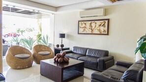 Een smart-tv, een tafeltennistafel en boeken