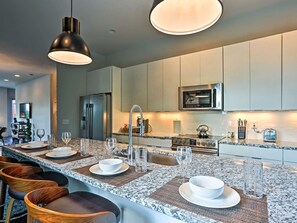 Fridge, microwave, oven, stovetop - 🎉 ULTIMATE BACH PAD NEAR DOWNTOWN 🌃 w/ROOFTOP TERRACE (Nashville)