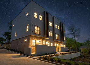 Exterior - 🎉 ULTIMATE BACH PAD NEAR DOWNTOWN 🌃 w/ROOFTOP TERRACE (Nashville)