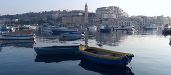 ★New Penthouse Apartment, Fully Air Con, 100 Mbps Wifi, Sleeps 5★