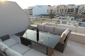 Property grounds - ★New Penthouse Apartment, Fully Air Con, 100 Mbps Wifi, Sleeps 5★ (Wied il-Ghajn)