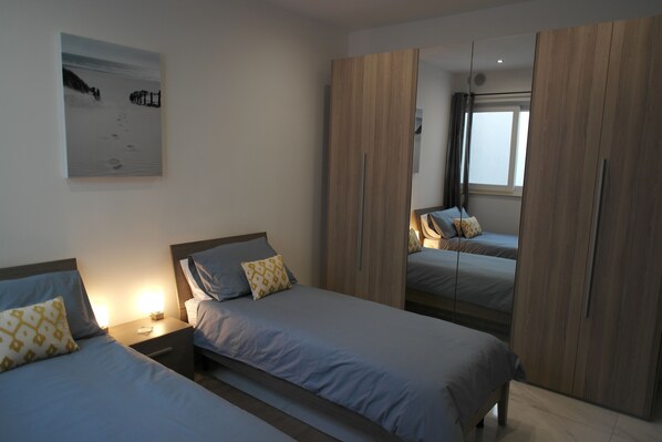 2 habitaciones, insonorización y tabla de planchar con plancha 