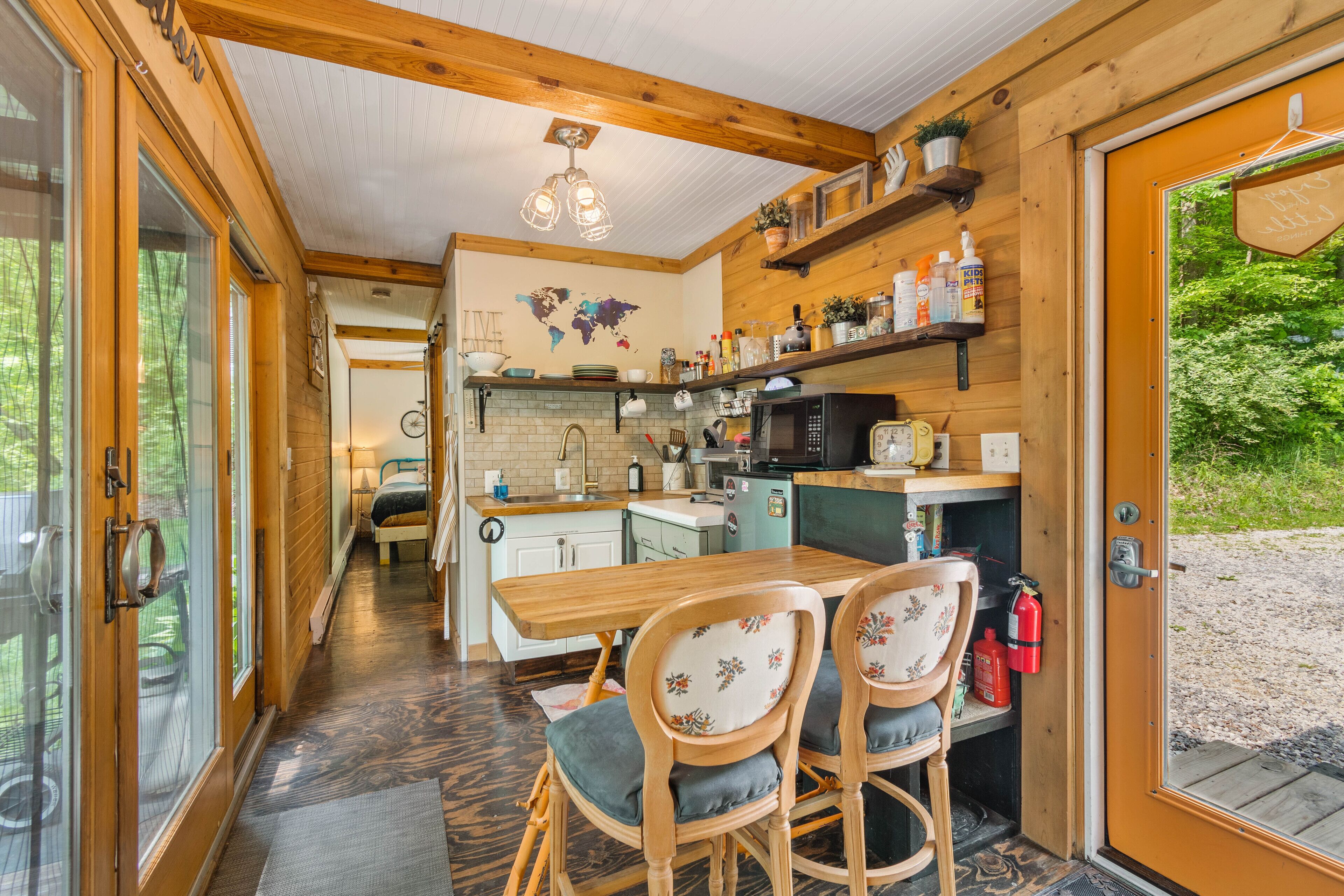 雪櫃、微波爐、咖啡機/沖茶器、電熱水壺