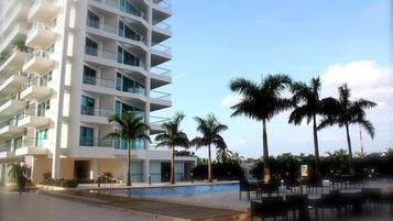 Una piscina al aire libre