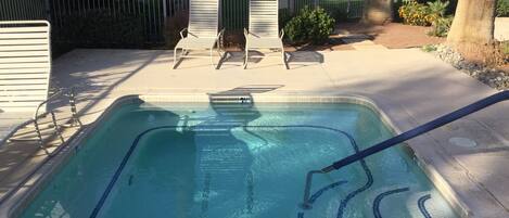 Een buitenzwembad en een verwarmd zwembad