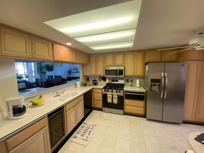 Fridge, microwave, oven, stovetop - PALM VALLEY COUNTRY CLUB🌴🌴DEC/JAN.OPEN!2BED+DEN!48POOLS+HOT TUBS!BOOK NOW!! (Palm Desert)