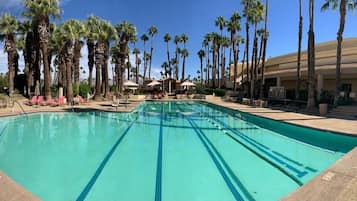 Utomhuspool och uppvärmd pool