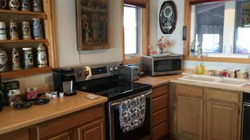 Jääkaappi, uuni, liesi, kahvin-/teenkeitin