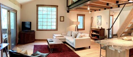 Una Smart TV, libros, un reproductor estéreo