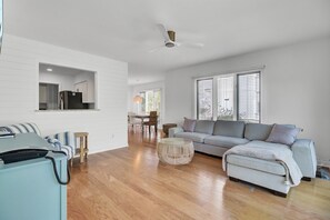 Smart TV, reproductor de DVD, tenis de mesa y impresora 